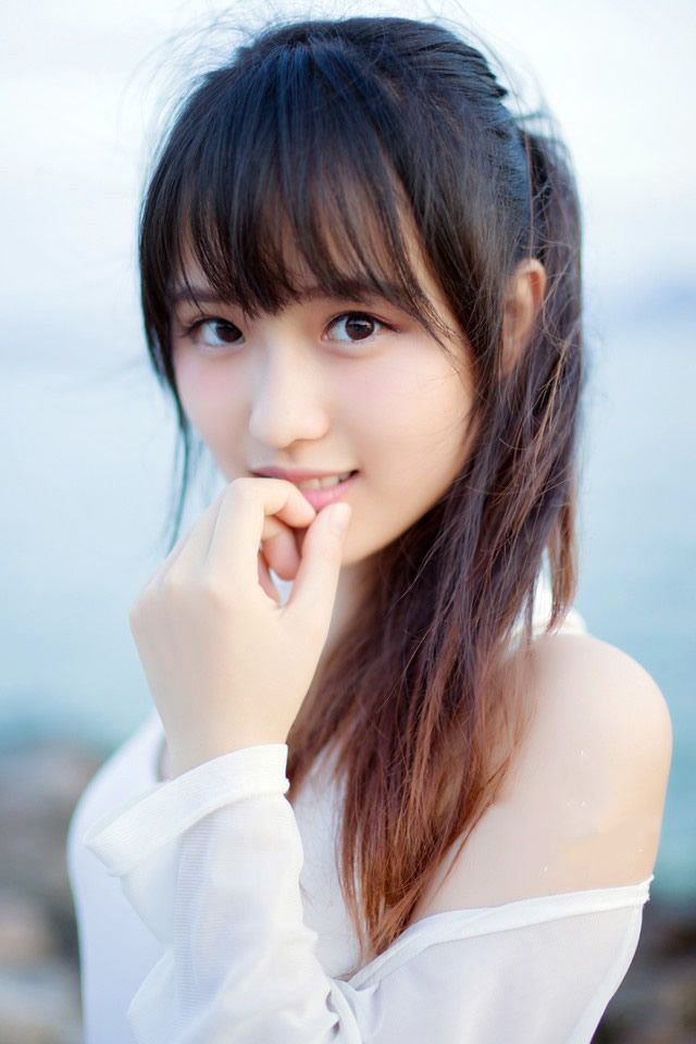 刘璋也跟着从里面出来，闻言脸色不禁一黑，任谁被以前的手下指着鼻子骂心里面也不会好受，当下皱眉怒道：“叛主之贼，我自问待你不薄，就算政略有误，如今益州已破，你为何还要纠缠不休？”